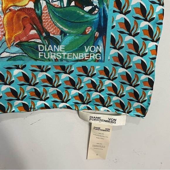 Diane Von Furstenberg Jella Silk Square Scarf NWOT - Picture 5 of 8